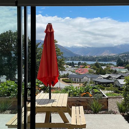 Lake Views - New Apartment With Room To Relax Wanaka Buitenkant foto