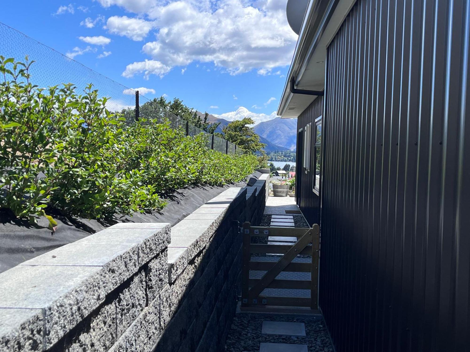 Lake Views - New Apartment With Room To Relax Wanaka Buitenkant foto
