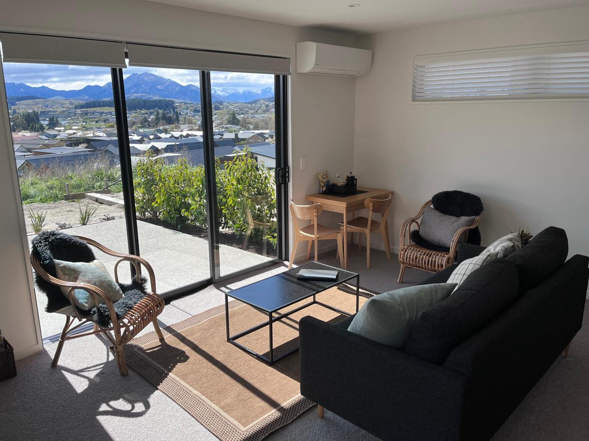 Lake Views - New Apartment With Room To Relax Wanaka Buitenkant foto