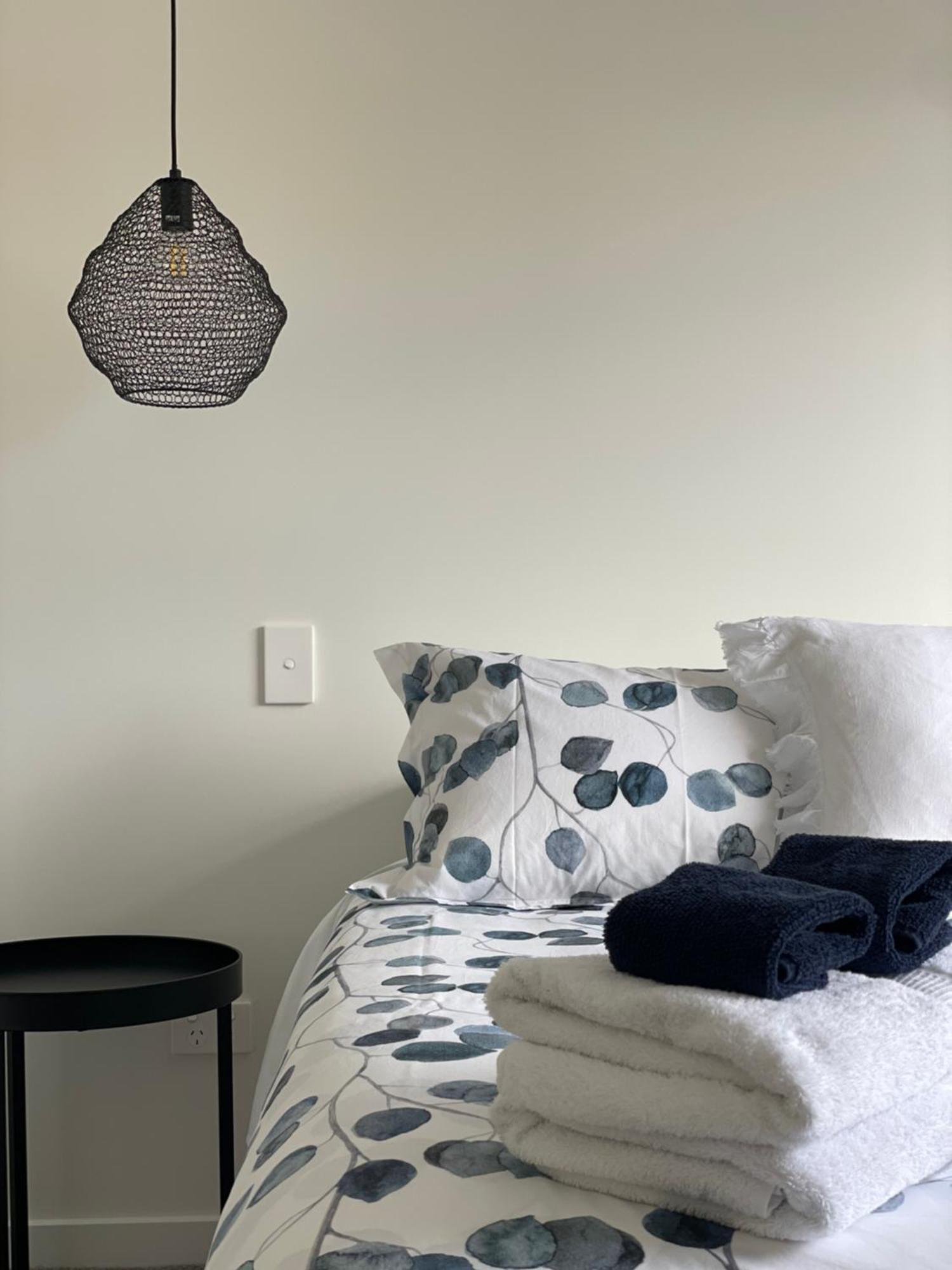 Lake Views - New Apartment With Room To Relax Wanaka Buitenkant foto