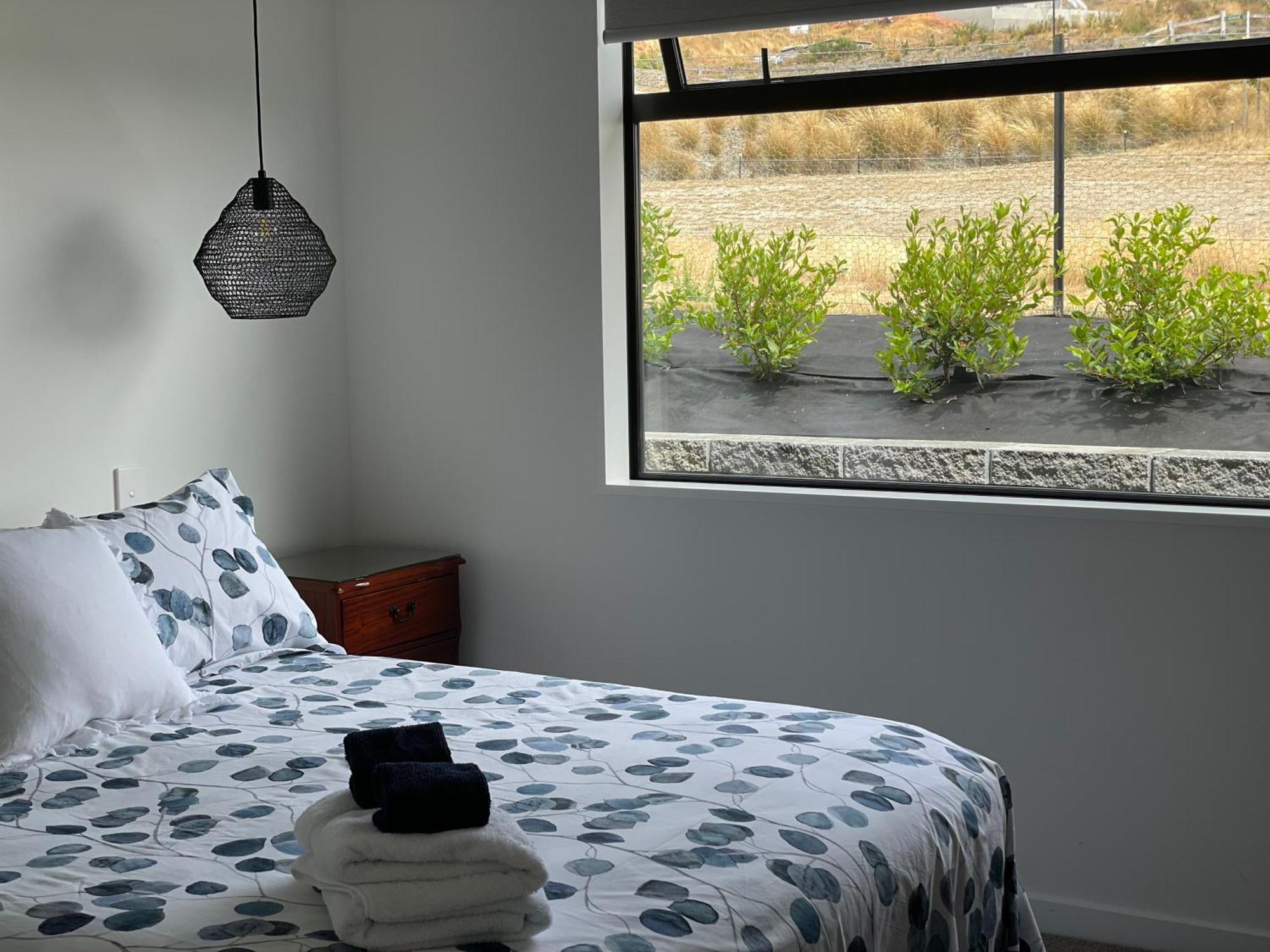Lake Views - New Apartment With Room To Relax Wanaka Buitenkant foto