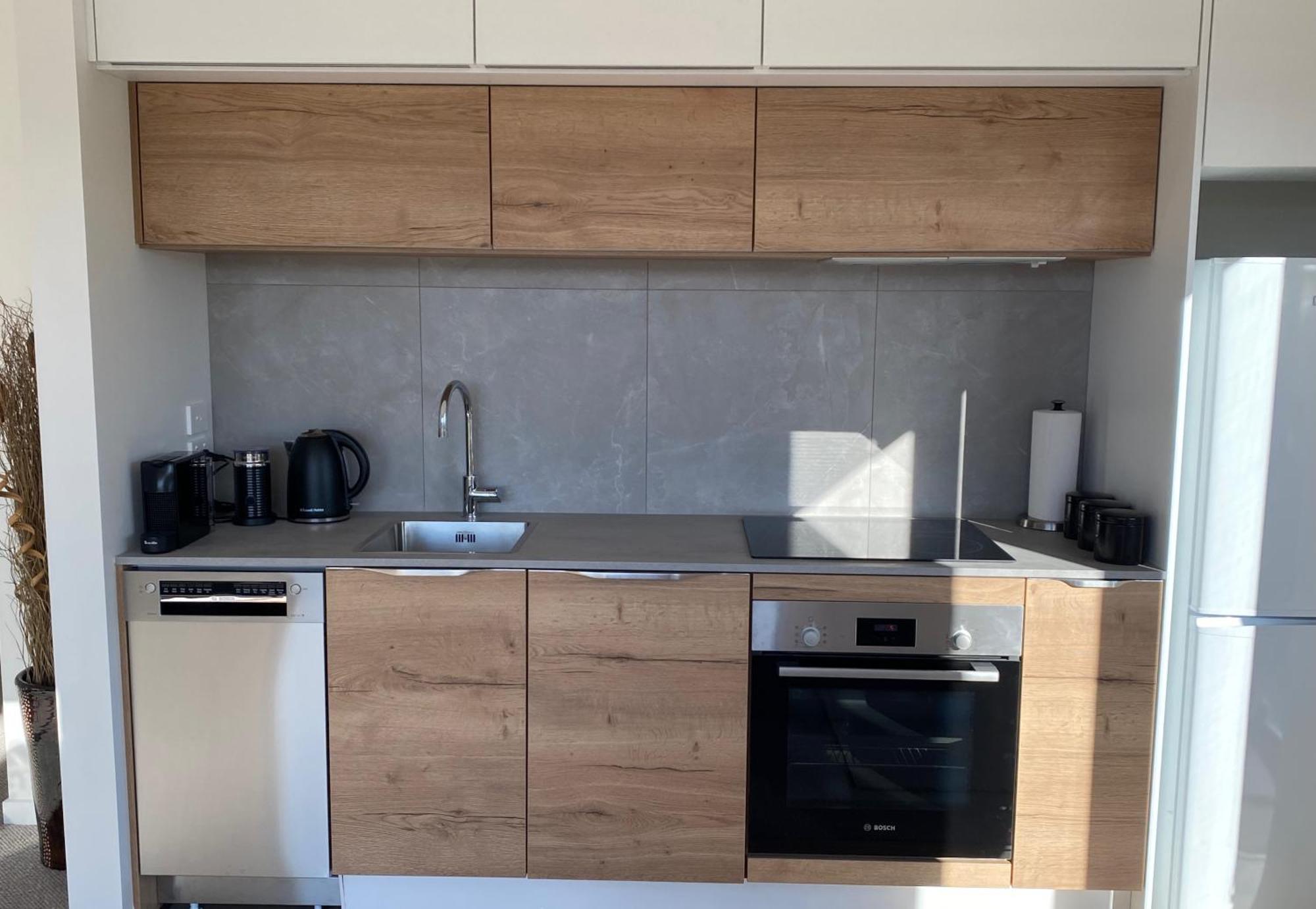 Lake Views - New Apartment With Room To Relax Wanaka Buitenkant foto