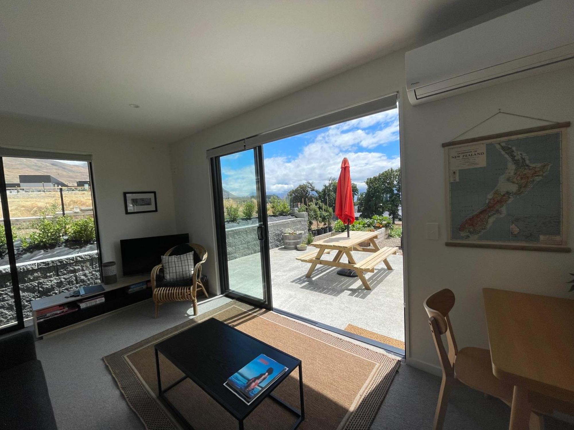 Lake Views - New Apartment With Room To Relax Wanaka Buitenkant foto