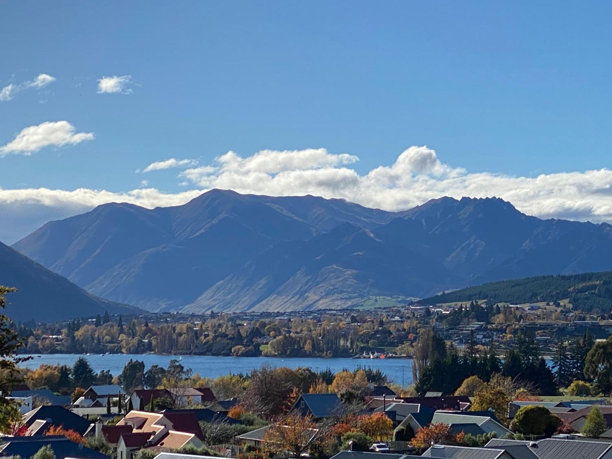 Lake Views - New Apartment With Room To Relax Wanaka Buitenkant foto