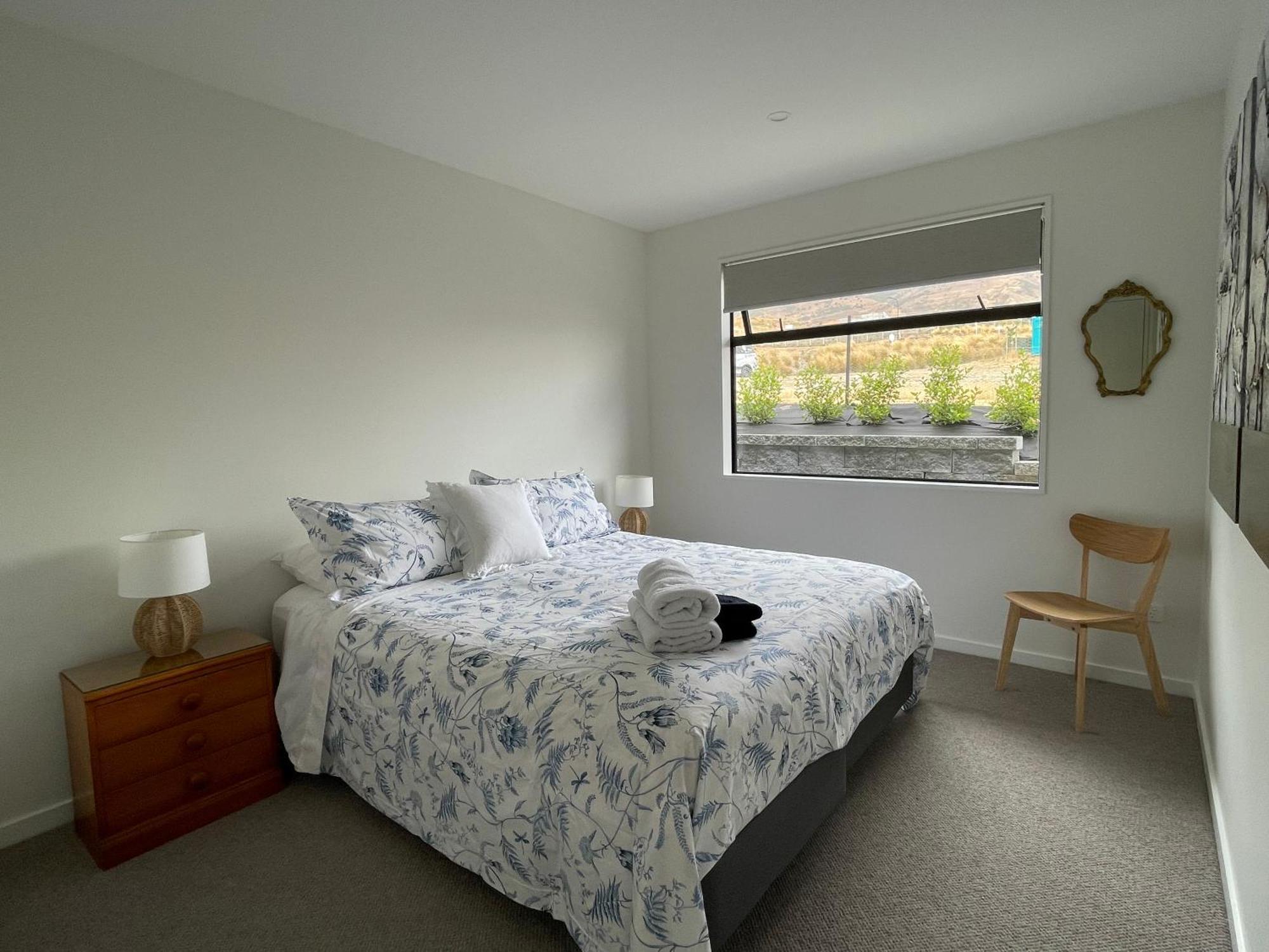 Lake Views - New Apartment With Room To Relax Wanaka Buitenkant foto