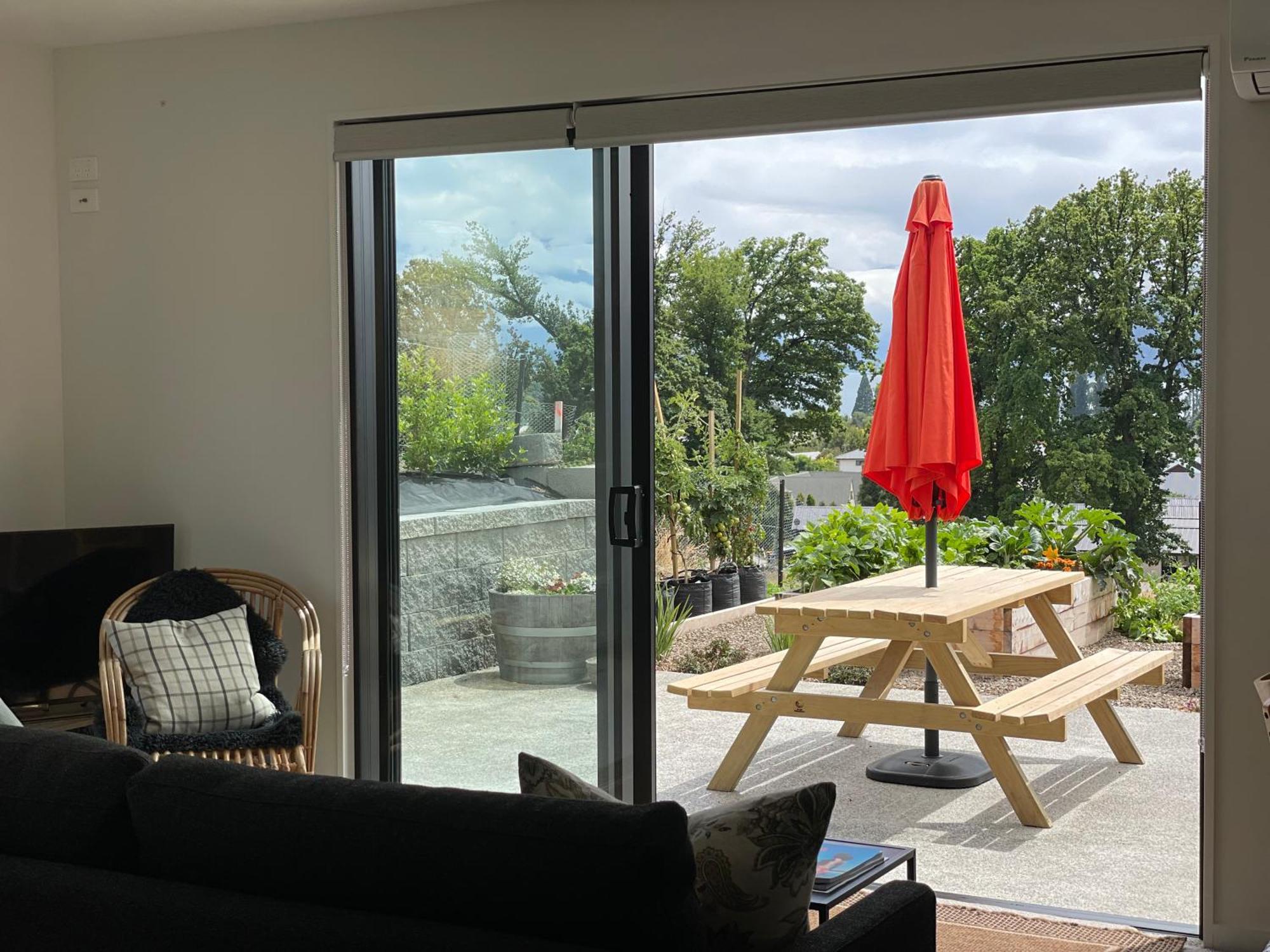 Lake Views - New Apartment With Room To Relax Wanaka Buitenkant foto