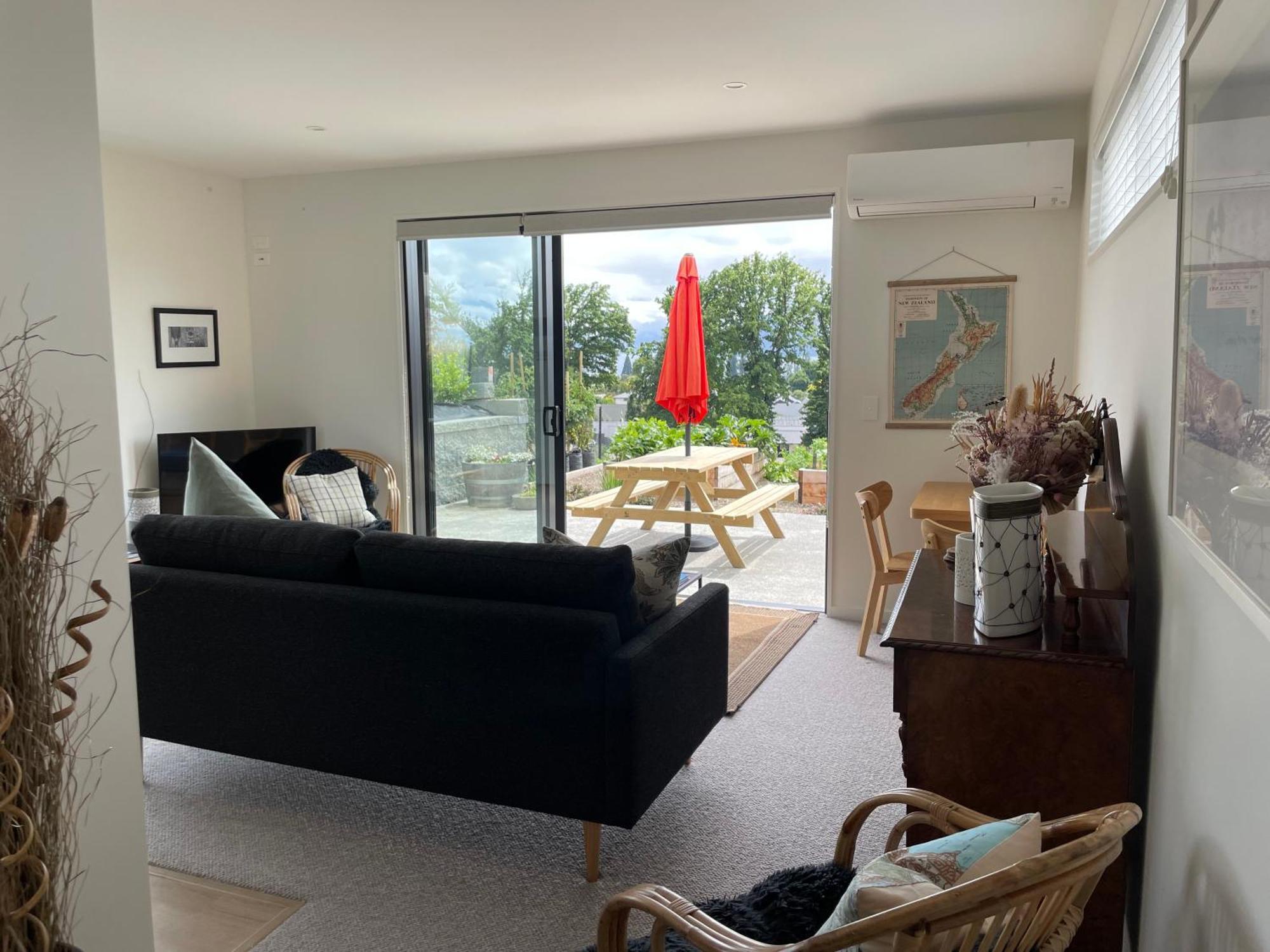 Lake Views - New Apartment With Room To Relax Wanaka Buitenkant foto