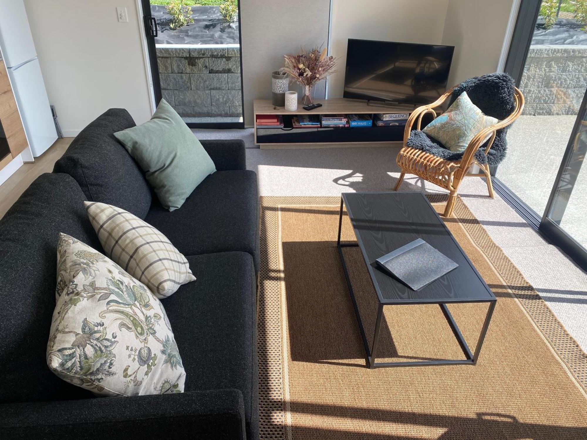 Lake Views - New Apartment With Room To Relax Wanaka Buitenkant foto