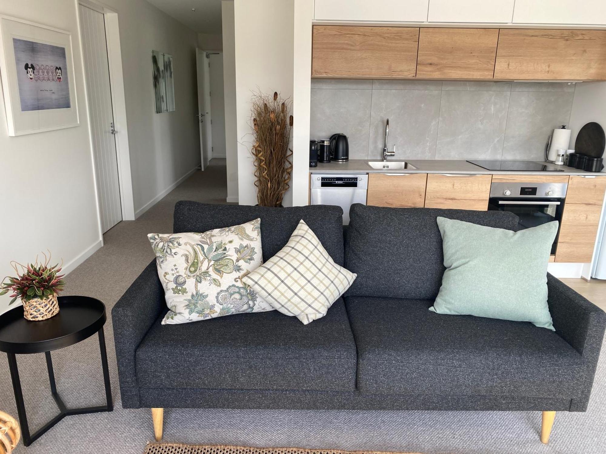 Lake Views - New Apartment With Room To Relax Wanaka Buitenkant foto